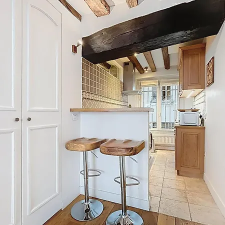 Charming In The Heart Of Saint-germain Apartment